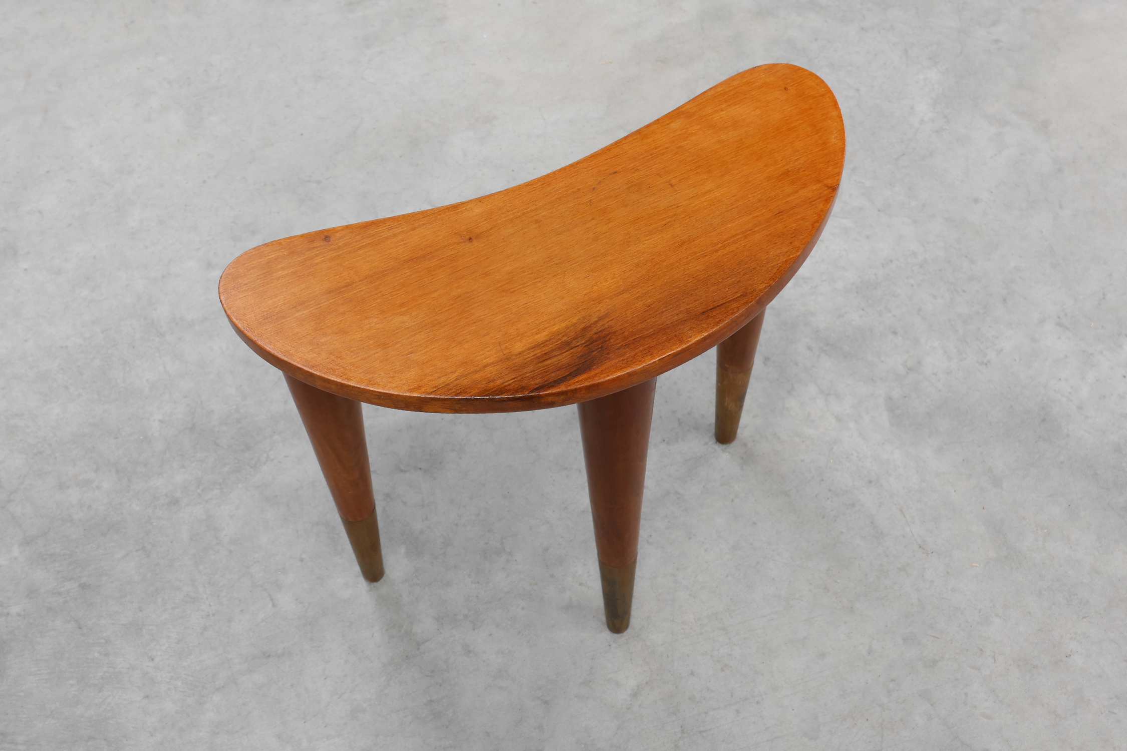 Small table in wood and brass stamped &ldquo;Italia&rdquo; in the manner of Gio Ponti, Italy 1950sthumbnail